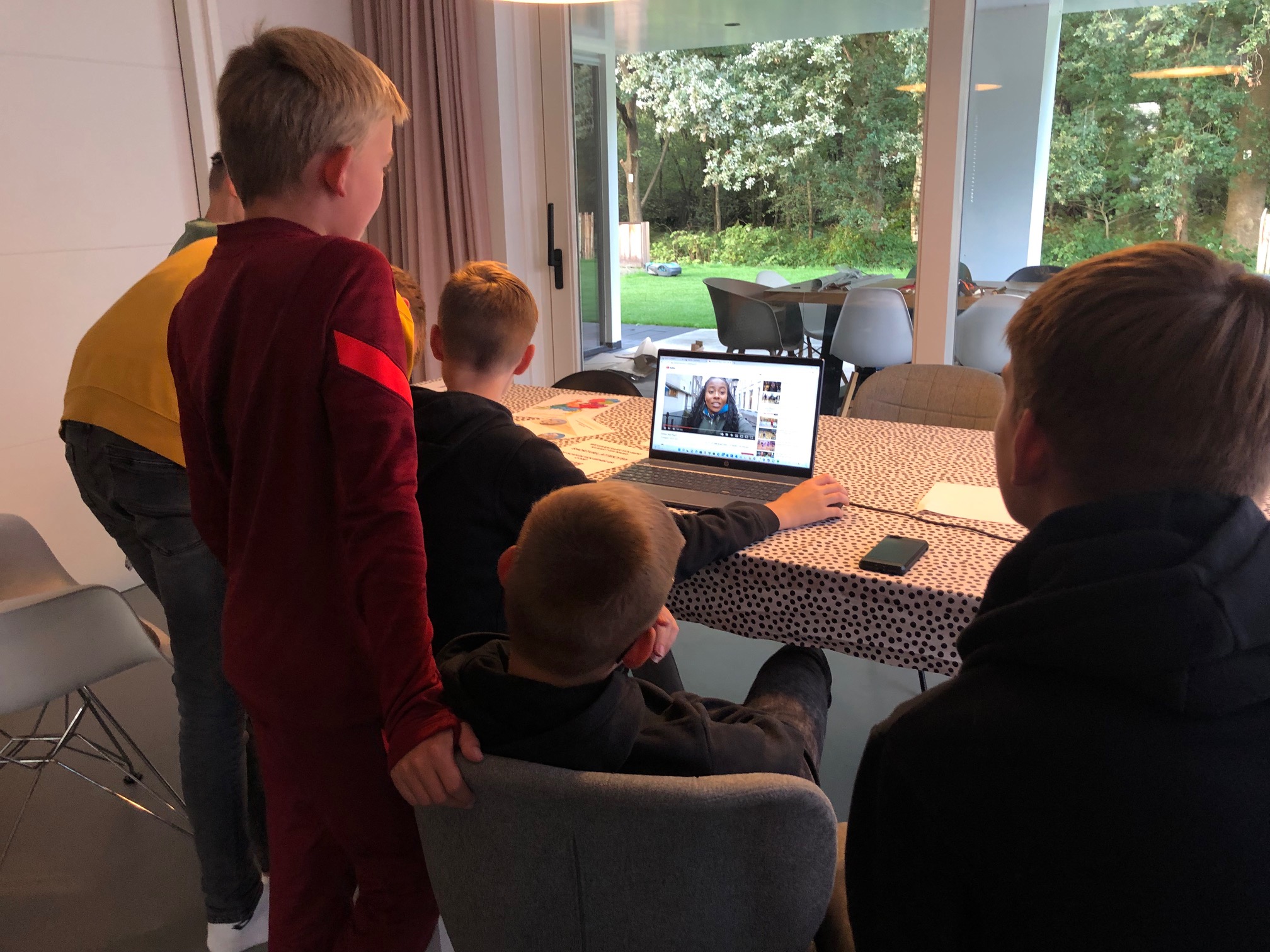 Escape room voor thuis Vlogmysterie sfeerfoto tieners tijdens het spelen escape room