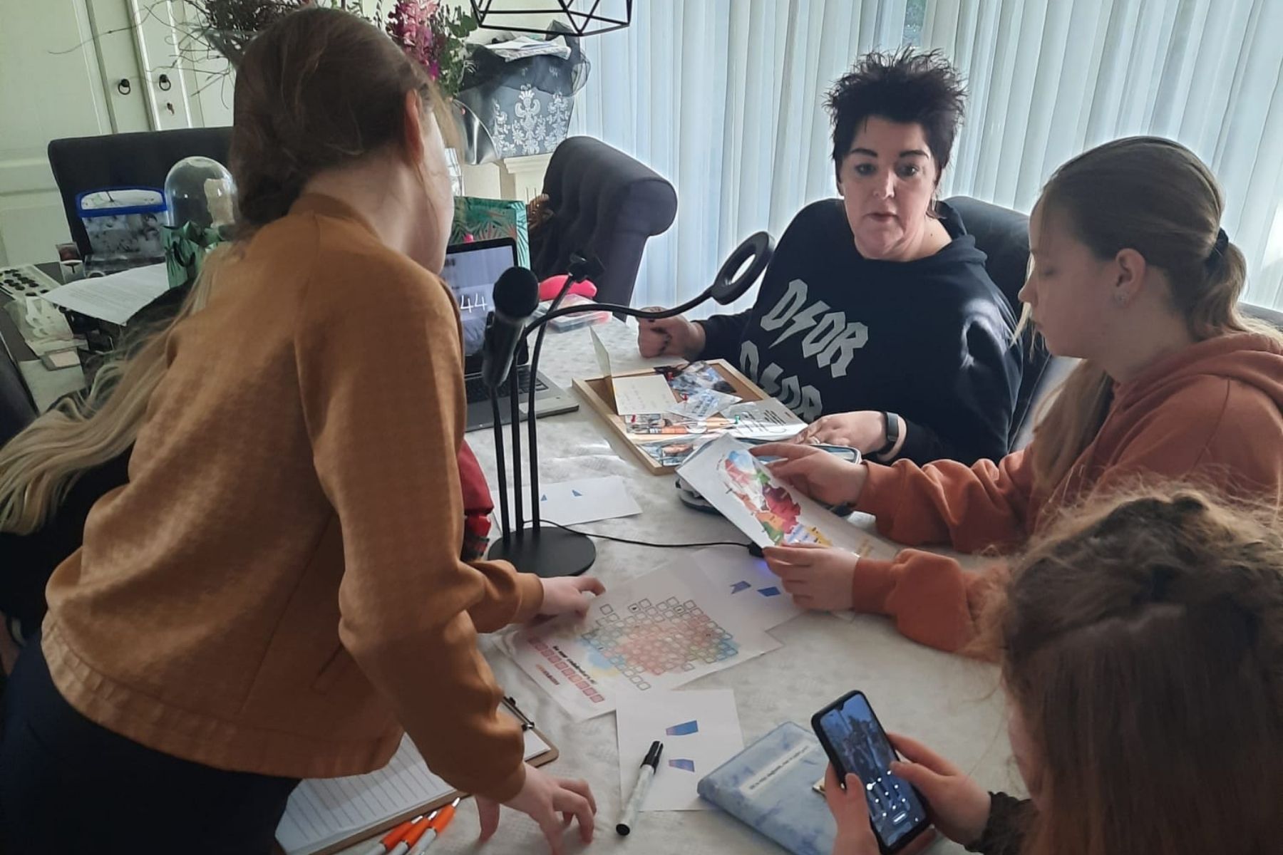 Escape room box voor thuis escape room kinderfeestje spelende kinderen escape spel het vlogmysterie