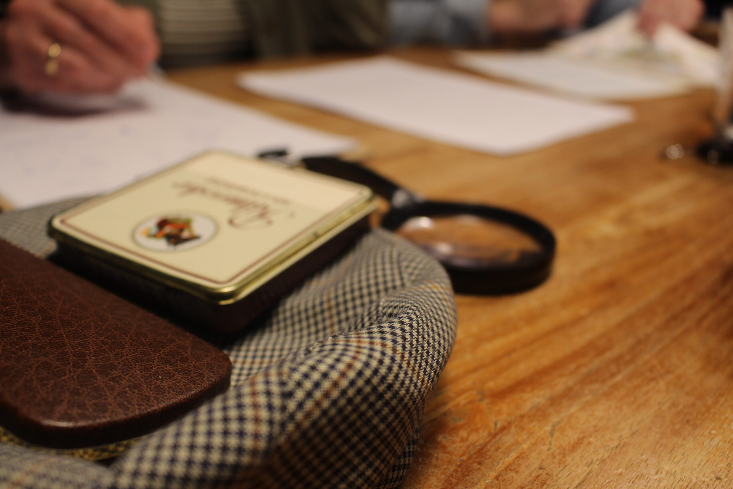 escape room attributen in een escape box voor thuis