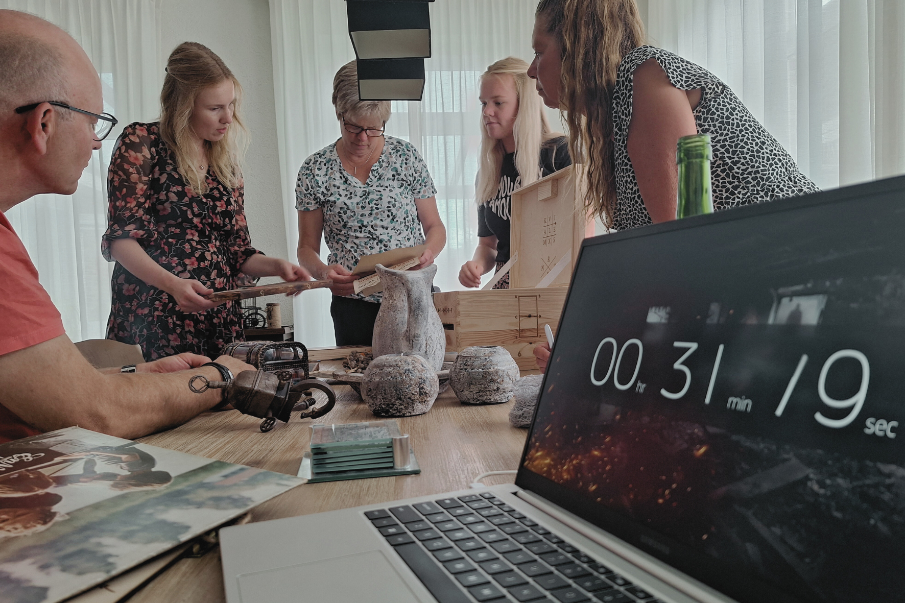 Escape room box voor thuis en op locatie. In grote en kleine groepen te spelen