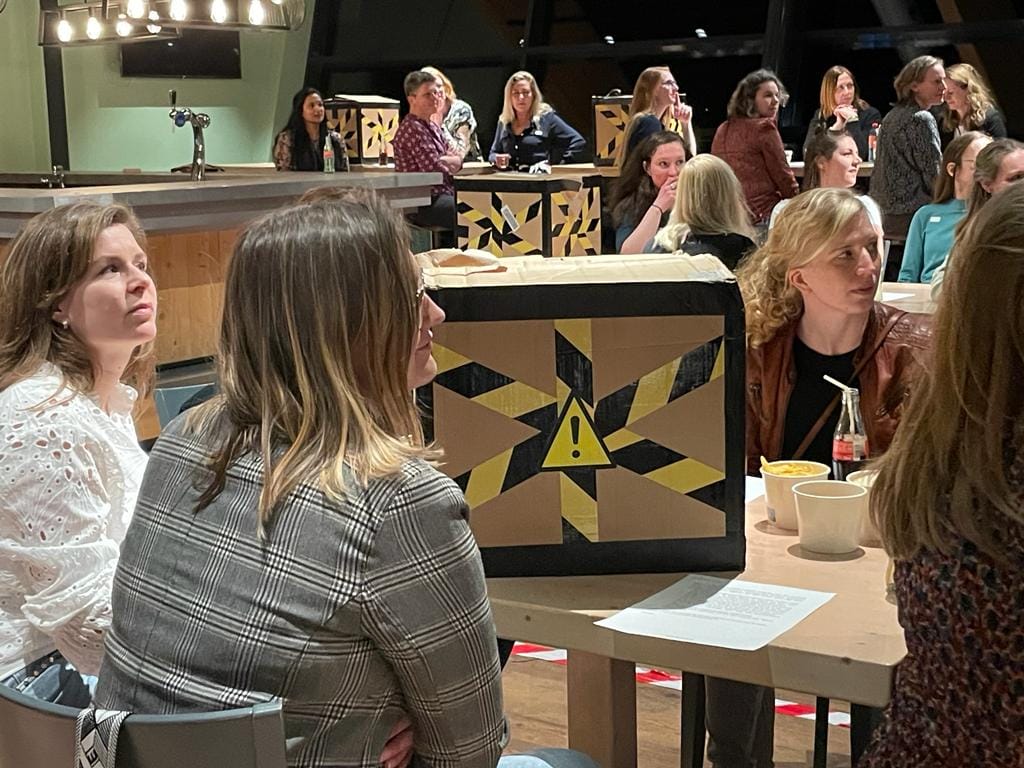 Escape room in grote groepen met spelbegeleiding